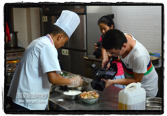 此次攝制組通過拍攝婺源代表名菜糊豆腐、粉蒸肉、荷包紅魚、賽鵝頸及地方小吃清明果、灰汁果、糯米子糕等來詮釋婺源美食經(jīng)典，展示婺源食文化，打造獨(dú)屬婺源的美食符號。