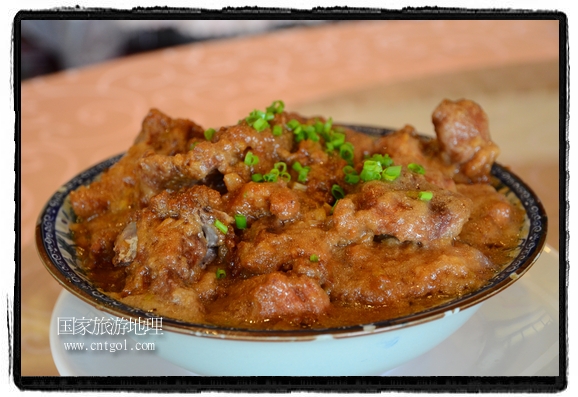 此次攝制組通過拍攝婺源代表名菜糊豆腐、粉蒸肉、荷包紅魚、賽鵝頸及地方小吃清明果、灰汁果、糯米子糕等來詮釋婺源美食經(jīng)典，展示婺源食文化，打造獨(dú)屬婺源的美食符號。