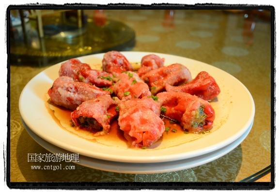 此次攝制組通過拍攝婺源代表名菜糊豆腐、粉蒸肉、荷包紅魚、賽鵝頸及地方小吃清明果、灰汁果、糯米子糕等來詮釋婺源美食經(jīng)典，展示婺源食文化，打造獨(dú)屬婺源的美食符號。