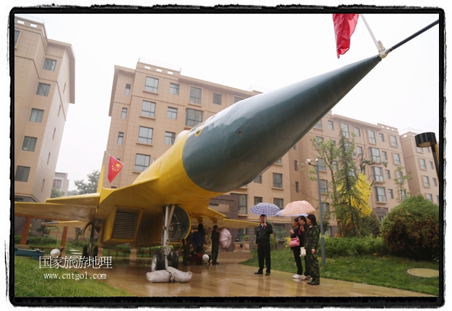 小區(qū)突然出現(xiàn)“飛機坦克”，其中殲15艦載戰(zhàn)斗機一架、99式主戰(zhàn)坦克一輛、武直-10武裝直升機一架，吸引了眾多市民雨中圍觀、合影。