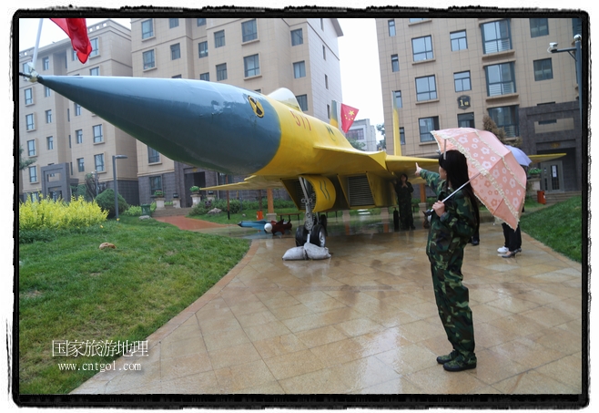 小區(qū)突然出現(xiàn)“飛機坦克”，其中殲15艦載戰(zhàn)斗機一架、99式主戰(zhàn)坦克一輛、武直-10武裝直升機一架，吸引了眾多市民雨中圍觀、合影。