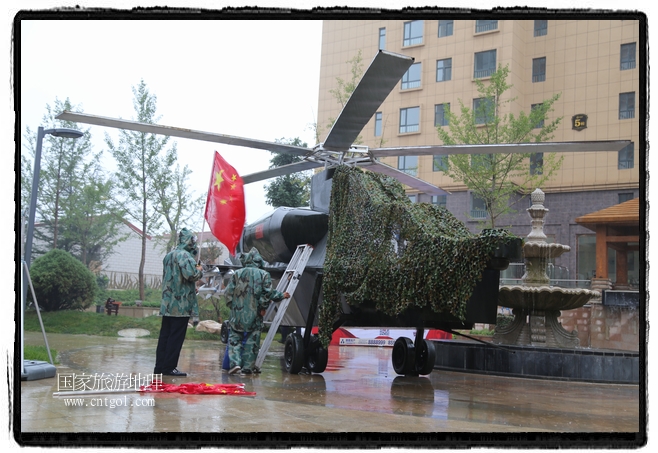 小區(qū)突然出現(xiàn)“飛機坦克”，其中殲15艦載戰(zhàn)斗機一架、99式主戰(zhàn)坦克一輛、武直-10武裝直升機一架，吸引了眾多市民雨中圍觀、合影。