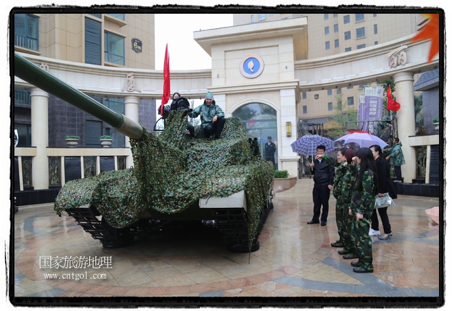 小區(qū)突然出現(xiàn)“飛機坦克”，其中殲15艦載戰(zhàn)斗機一架、99式主戰(zhàn)坦克一輛、武直-10武裝直升機一架，吸引了眾多市民雨中圍觀、合影。