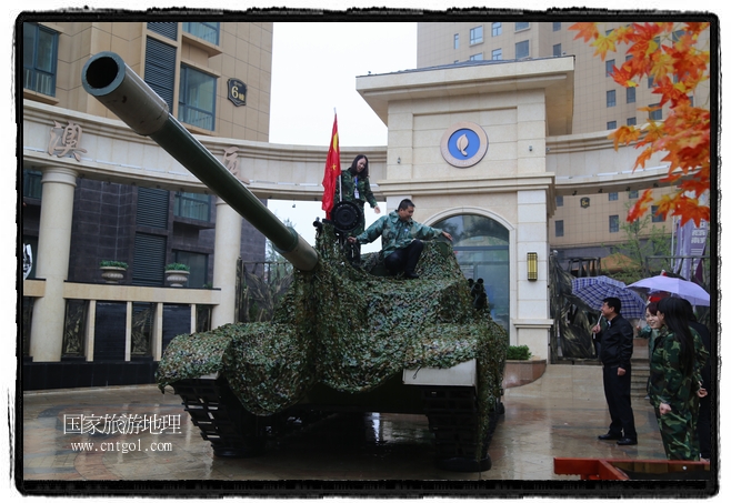 小區(qū)突然出現(xiàn)“飛機坦克”，其中殲15艦載戰(zhàn)斗機一架、99式主戰(zhàn)坦克一輛、武直-10武裝直升機一架，吸引了眾多市民雨中圍觀、合影。