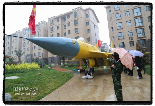 小區(qū)突然出現(xiàn)“飛機坦克”，其中殲15艦載戰(zhàn)斗機一架、99式主戰(zhàn)坦克一輛、武直-10武裝直升機一架，吸引了眾多市民雨中圍觀、合影。