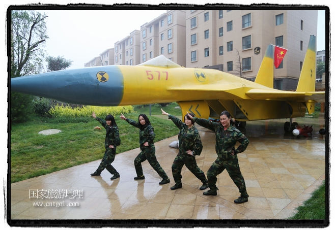 小區(qū)突然出現(xiàn)“飛機坦克”，其中殲15艦載戰(zhàn)斗機一架、99式主戰(zhàn)坦克一輛、武直-10武裝直升機一架，吸引了眾多市民雨中圍觀、合影。