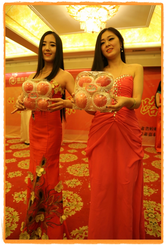 甘肅平?jīng)觯好铨g妹子表演T臺秀 不秀身材秀“金果”(圖)