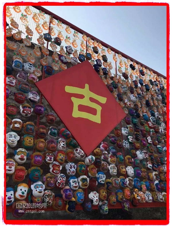 中國規(guī)模最大的猴面具彩繪在南潯古鎮(zhèn)展示。猴子真是今年最紅的動物。 