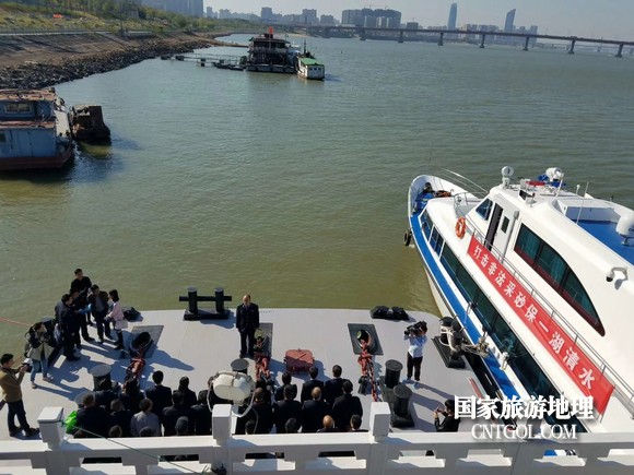 江西開(kāi)展呵護(hù)一湖清水，嚴(yán)厲打擊非法采砂行動(dòng)（圖）